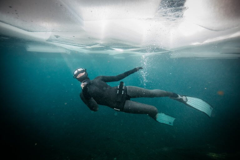 Vapaasukellus Suomessa kylmässä järvivedessä märkäpuvussa
