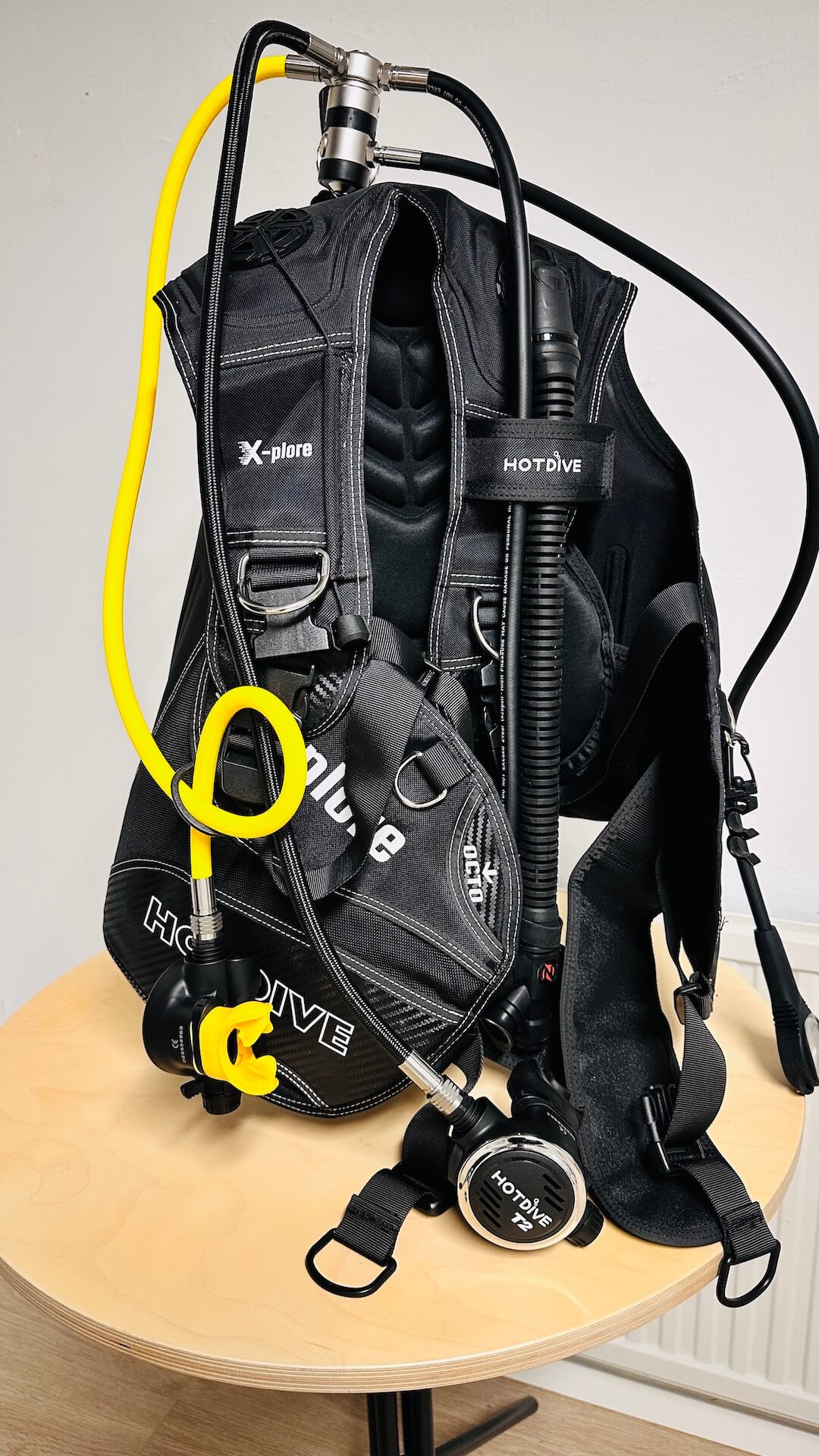 HotDive X-plore BCD-liivi ja HotDive T2 regulaattori Arctic Divers sukelluskeskuksessa Helsingissä