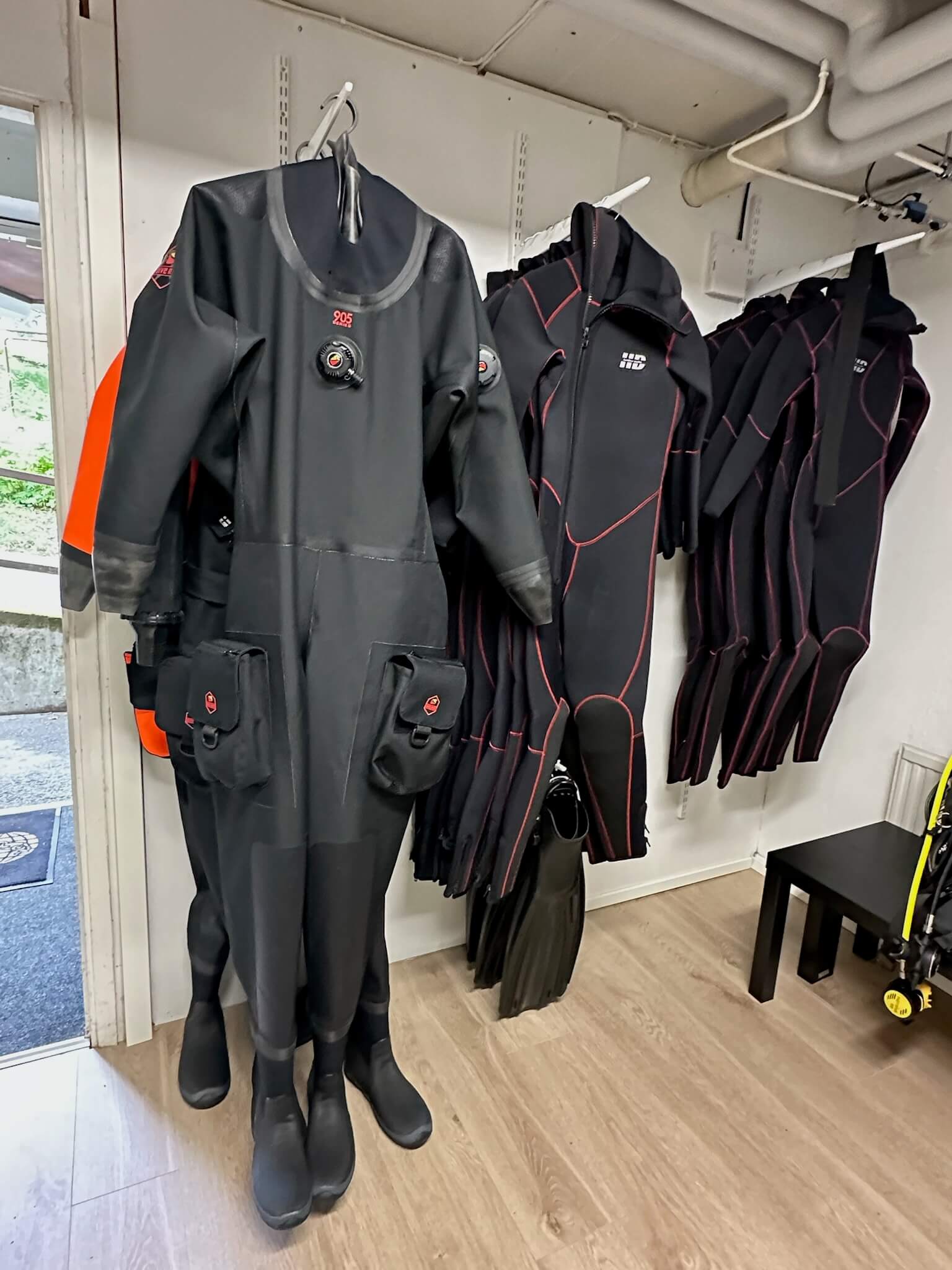 Kuivapuku ja HotDive märkäpukuja Arctic Diversin sukelluskeskuksessa – sukellusvarusteet Helsingissä