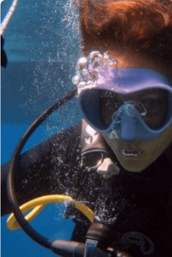 Tuulia, PADI IDC Staff Instructor, sukeltamassa veden alla