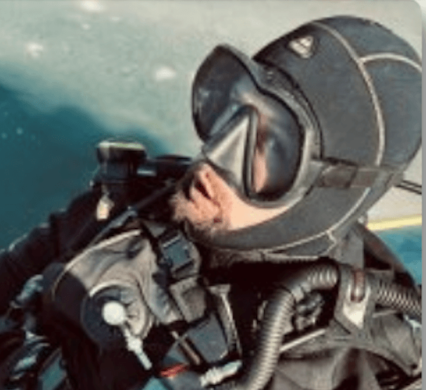 Patrick, PADI Divemaster, sukeltamassa veden alla
